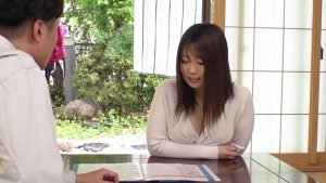 Anh thợ điện vụng chộm với cô chủ nhà vú to đang nứng lồn thèm cặc