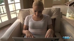 Cô gái tóc vàng dễ dãi bú một con cặc cứng trong bể bơi công cộng