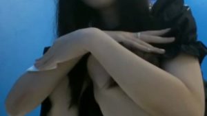 Quay lén em gái xinh mặc váy đen đi đái phê quá