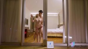 Chịch đè em lên cửa kính dập liên tục