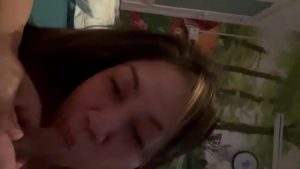 Em bú chim dâm đãng phê mồm vô cùng