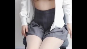 Em học sinh nứng bướm nhét đồ chơi dồn dập