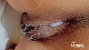 Cô em mu lồn dâm đãng xuất tinh trắng mu lồn