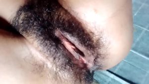 Bướm nứng lông lá dâm đãng khoe hàng