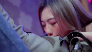 Lin Siyu quỳ ngậm con cu nứng dâm không che