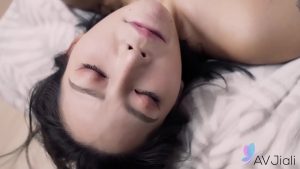 Chịch em gái lồn xinh trên giường dâm không che