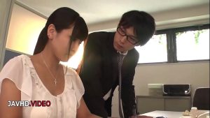 Gạ chịch em đồng nghiệp xinh xắn