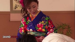 Cô nàng dâm mặc kimono gạ chịch dâm quá trời